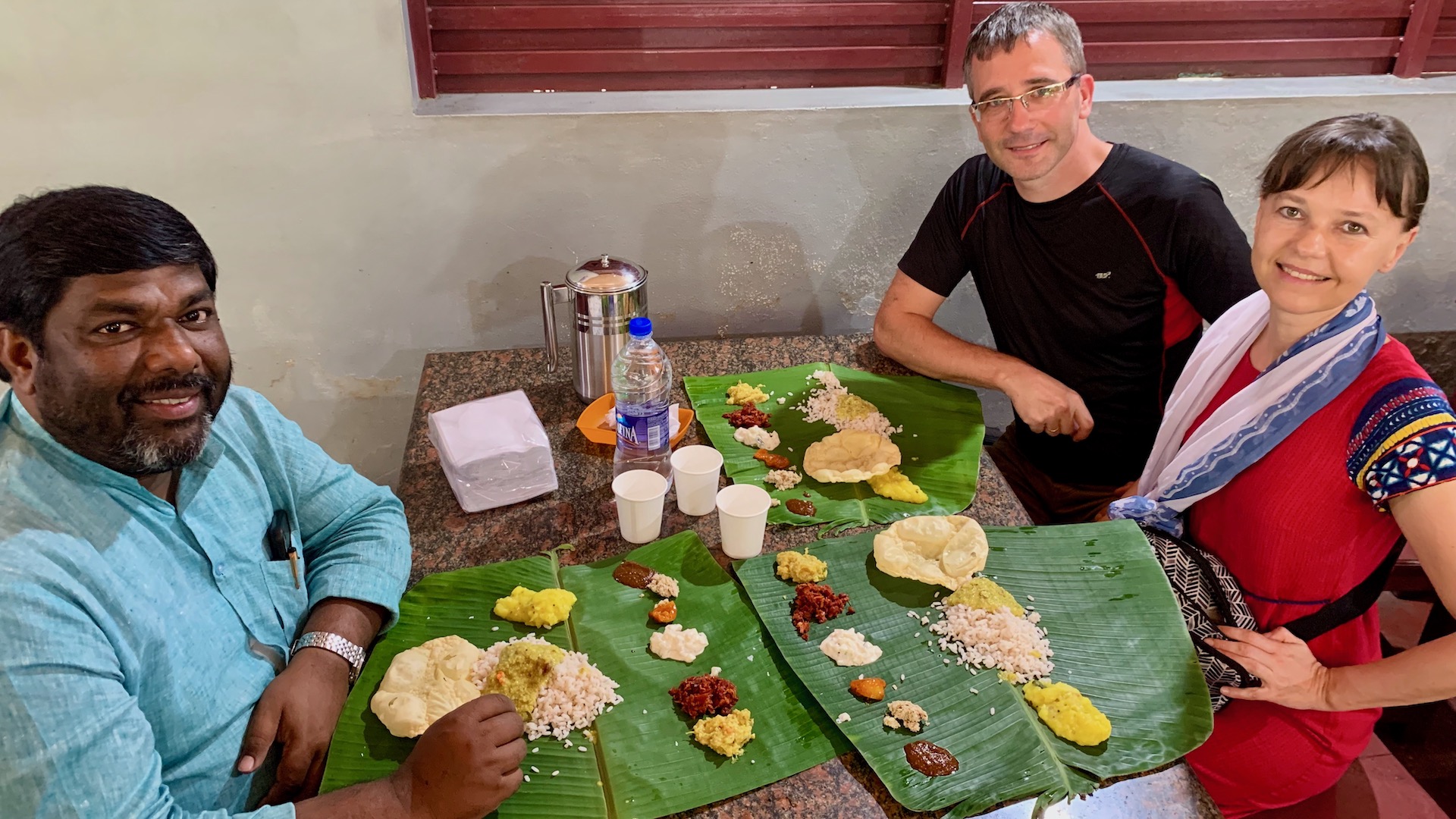 Вот так в Керале используют банановые листья вместо тарелок. Пастор Раджан помогает нам в этом проекте.