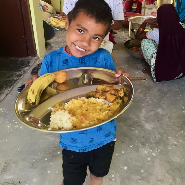Вкусная еда и десерт по-индийски - всё что нужно для того, чтобы лицо ребёнка озарилось счастливой улыбкой!
